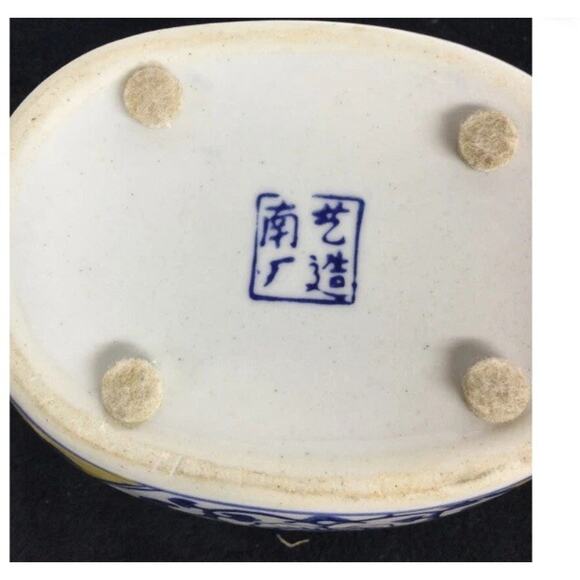 Chinese Vintage 1950s White, Yellow, and Blue Lucky Ingots Shaped Porcelain Box - Picture 10 of 10